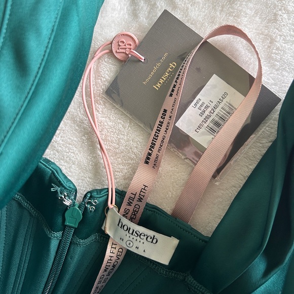 NWT House of Cb LORETTA
EMERALD GREEN SATIN OFF SHOULDER DRESS - Picture 9 of 11